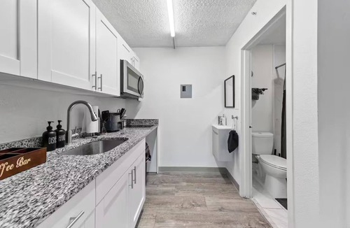 Highlands Apartment | King Studio Getaway, 5 Minutes to DT and Jax U