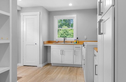 Waldoboro Apartment | La Vita Semplice- Newly-built waterfront home with fast WiFi, furnished deck, & washer/dryer