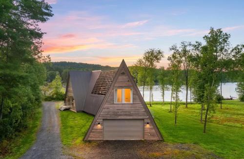 Castleton House | Lake Bomoseen - Lake Access, Fire Pit & BBQ