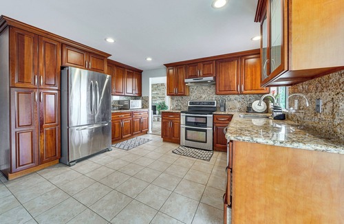 Bryn Mawr-Skyway Apartment | Lake View! South End Seattle Home Near Lumen Field
