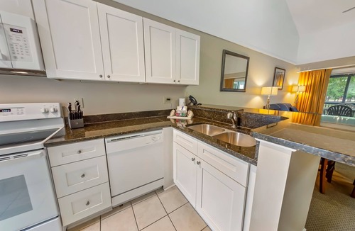 Fairfield Harbour Condo | Lakefront Condo with Jacuzzi, Pool & Resort Access!
