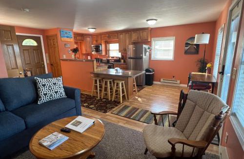 Middlebury House | Lakin' It Easy