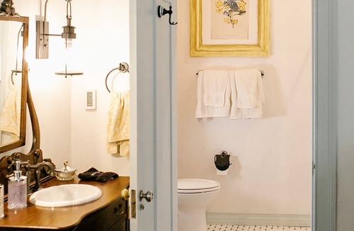 Waynesboro Bed & Breakfast | Large Historic House on 8 acres in Shenandoah Valley- sleeps 15