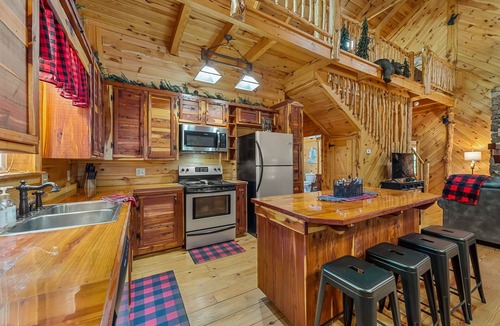 Mentone Cabin | Lazy Bear-hot tub, fire pit, foosball, ping pong, air hockey