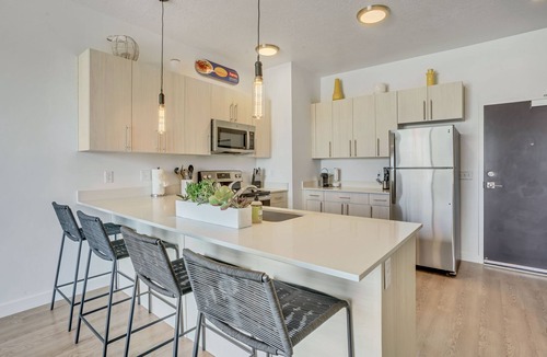 People's Freeway Apartment | LCF - Downtown SLC - King + Sleeper - CoWork + Gym - Garage