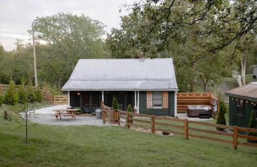 Leipers Fork House | Leipers Fork Village Bungalow with Hot Tub & Firepit