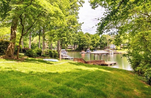 Westport House | LKN Lakefront Escape - 5BR, Hot Tub, Fire Pit, Kayaks, Boat Rental Options
