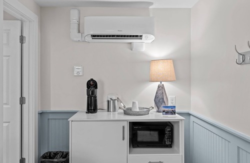 Surf City Hotel | Loggerhead Inn & Suites - Queen Room in hotel in Surf City, North Carolina