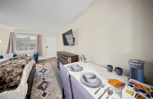 Sheffield Park Hotel | Lux Mins To Atrium Health, Novant Hospital & Downtown/Airport