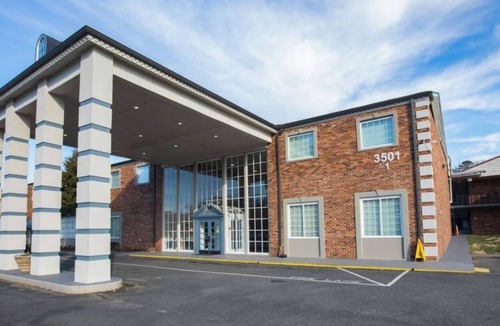 Sheffield Park Apartment | Lux Mins To Bojangles Coliseum & Atrium Health
