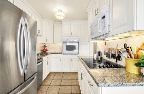 Lower Queen Anne Condo | Luxurious 2-Bed Queen Anne Condo with City Views, Chef's Kitchen: 60+ Day Haven