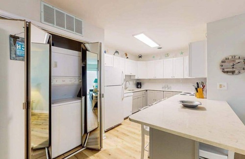 Caine Woods Condo | Luxurious - uptown Ocean City condo w/elevated deck, shared pool & central air