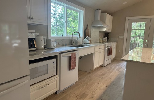 Bass Harbor House | Luxury 3/2, Wheelchair access, Hot Tub+Lift, Yard, Fireplace Walk to Lighthouse