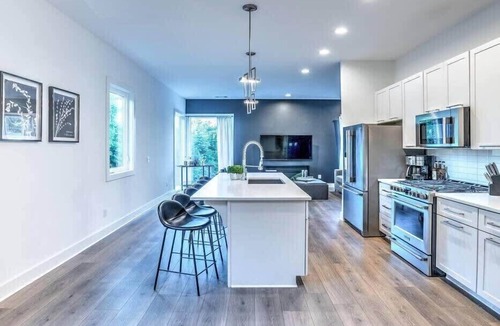 Berry Hill House | Luxury Downtown Home-12 BEDS! Game Room + Hot tub