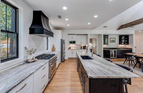 Helen Cabin | Luxury Helen Cabin Near Wineries, Chef’s Kitchen, 4 Ensuites, Hot Tub, Game Room