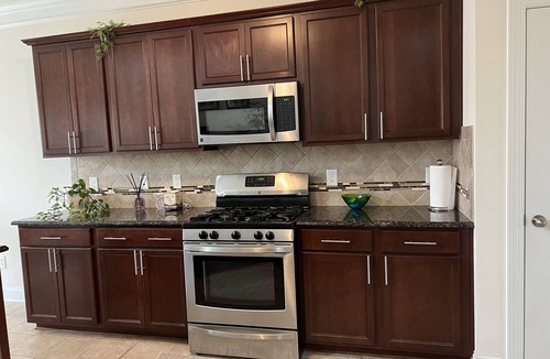 High Point House | 🍀 Luxury Home 3 BDR & 2.5 Bth, 1 King & 2 Queen, Furniture market, HPU, Stadium