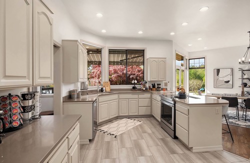East Lake Hills House | Luxury Lakefront Retreat. #Bellevue #lakefront #vacation