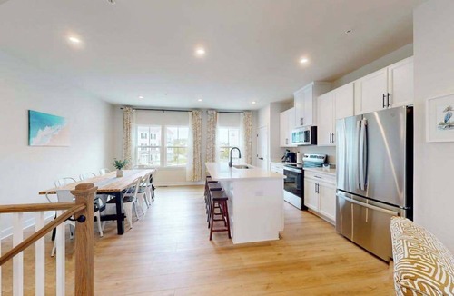 Bayside House | Luxury townhome w/pool & clubhouse access, community dock, kitchen & free WiFi