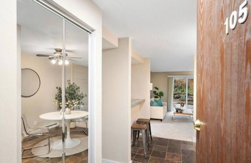 Bridle Trails Condo | Microsoft Walking distance to Asian Markets cozy condo in Bellevue staying