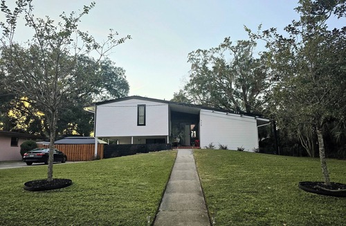 Jacksonville House | Mid-century modern gem w/cabin vibes, MEGA gameroom, pingpong, pool table, gym