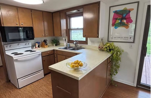 Fennville House | Mid-Century Retreat Near Beaches & Wineries - Between Saugatuck and South Haven
