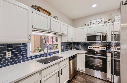 Durham House | Mins to Duke - Jazzy modern midcentury gem with a blend of style and coziness!