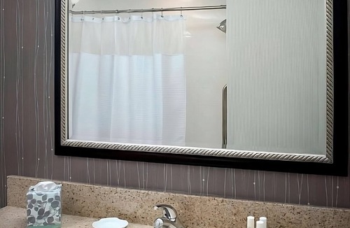 Newark Hotel | Minutes Away from Newark Reservoir! Pets Allowed, FREE Parking, Indoor Pool!