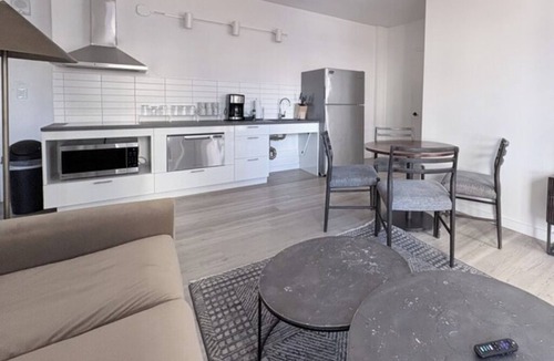 Hunters Point Apartment | Modern 2BR Apartment w/Kitchenette + 2 Queens near Subway in Long Island City