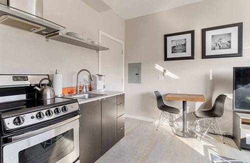 Belmont Apartment | Modern Hawthorne 1BR - Food Carts & Local Shops