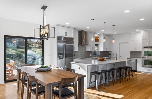 Riverside House | Modern Home 4 Bedrooms and 4 Private Bathrooms 5 min from Morton Amphitheater