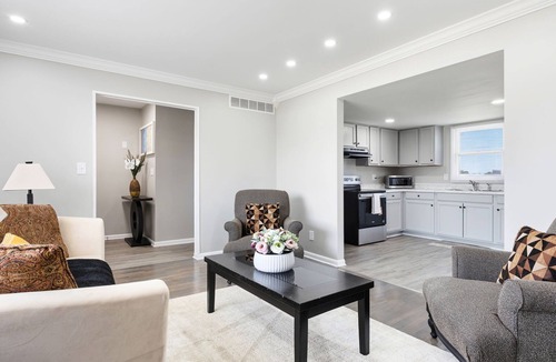 Plainfield House | Modern Luxe 3BR,2-Car Garage 5 Min to IND Airport