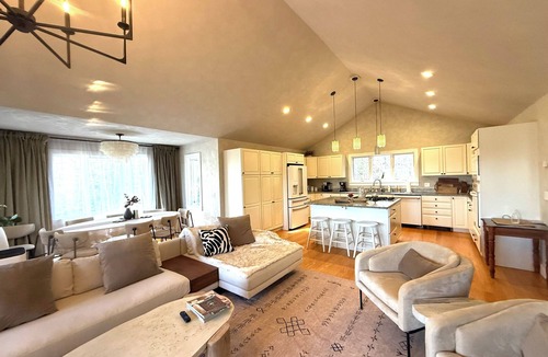 Bar Harbor House | Modern Luxurious House/Sauna/HotTub/Fire Pit/Garden/Cinema Room-10 min to Town