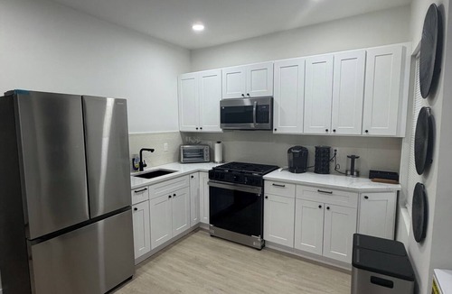 Communipaw Apartment | Modern Luxury 3BR Near NYC & Newark Airport