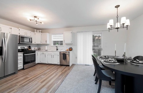 New Castle House | Modern Luxury Retreat 3BR/2.5 bath, 2 Decks, Near Christiana & Wilmington