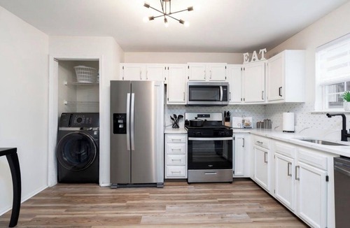 New Castle House | Modern Luxury Retreat 3BR/2.5 bath, 2 Decks, Near Christiana & Wilmington