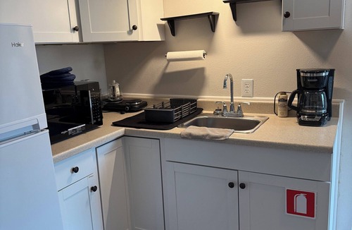 Lincoln Apartment | Modern One-Bedroom Retreat Walkable to Downtown and 10 minutes to waterfront