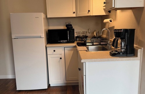 Lincoln Apartment | Modern One-Bedroom Retreat Walkable to Downtown and 10 minutes to waterfront