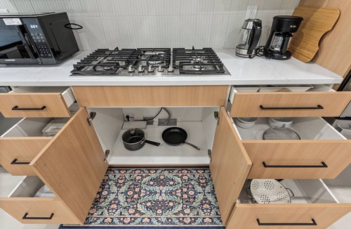 Northwest Bellevue Apartment | Modern Private 2BR Suite; Porch, Parking; 5 Min to Downtown Bellevue or Kirkland