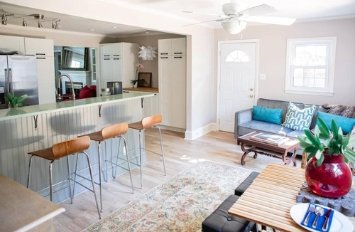 Greensboro House | Modern ranch house conveniently located in Greensboro