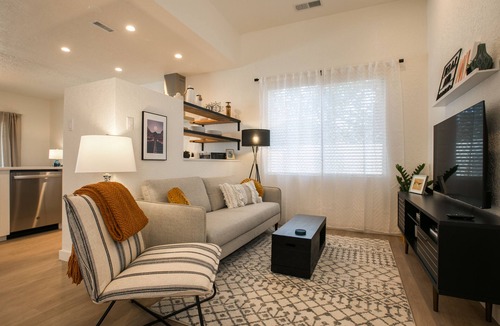 Loma Del Rey House | MOON HAVEN: Stylish 2-Bedroom Retreat with Patio