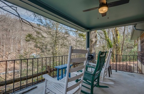 Skyland Cottage | Mountain Shadows Creekside Retreat: A peaceful cottage in with fire pit, right on the creek!