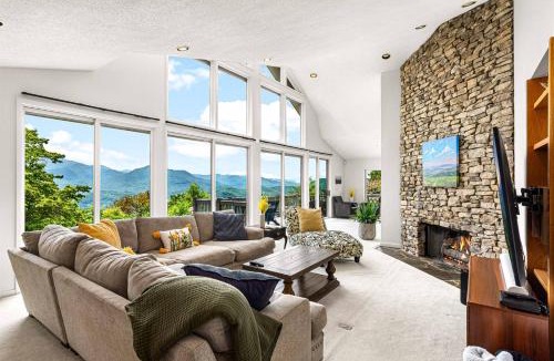 Bryson City Villa | Mountaintop Villa with 360 View, Theater, Hot Tub
