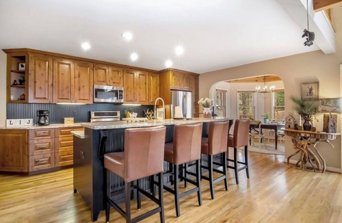 Walnut Mountain Cabin | MTN views - Sleeps 10 - Large Kitchen & Living Room - Great Family Retreat