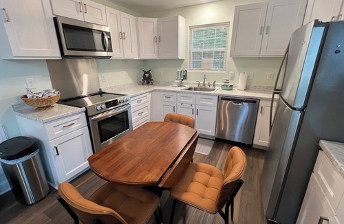 Durham Cottage | [NEW] 2BR Cottage Ideal for Long-Term Stay, Fenced Yard, Fast Wi-Fi - King Bed
