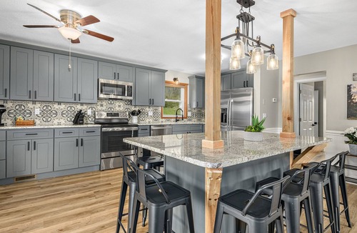 Clyde House | NEW Breathtaking Views, Hot tub and Arcade, in a Peaceful Mountain View Retreat