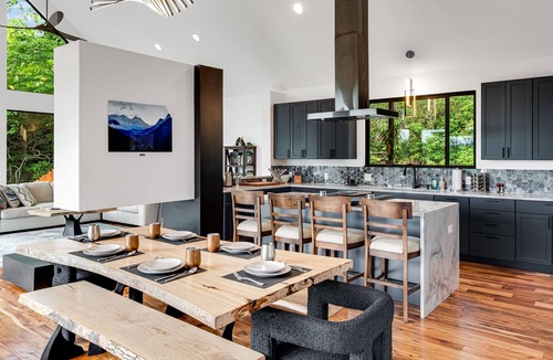 Hendersonville House | NEW Custom Modern Luxury Chalet Mountain Views Hot Tub Fire Pit Arcade Pets