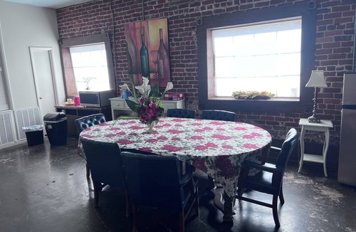 Anniston Apartment | New Haven Studio apartment with 2 bedrooms. Dwtwn. Near EATRIES & ENTERTAINMENT.