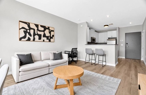 Chelsea Apartment | NEW! LUX 1BR with 400 Mbps Wifi | ROKU TV & Games!