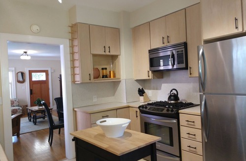Maple Leaf House | Newly Remodel 5BR 3BA Classic in N Green Lake + Opt Studio & 2BR Apartment