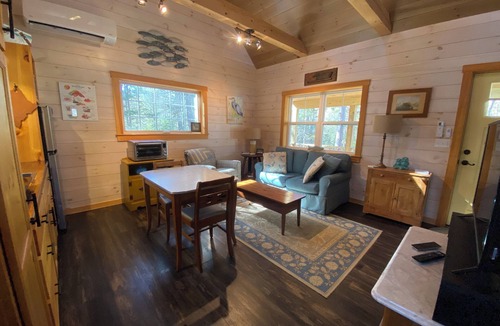 Bristol Cottage | Next Avail. Aug. 22, 3 night min., AC, 1st flr King & Full Loft, Pets Free